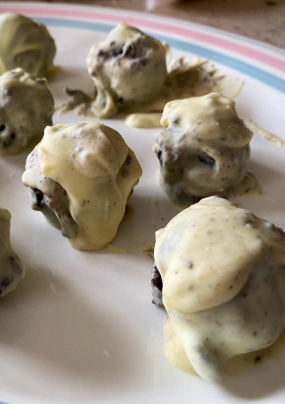 Una foto de Bolitas de oreo bañadas en chocolate blanco