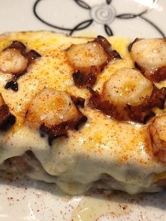 Una foto de Tosta de queso de Arzúa con pulpo