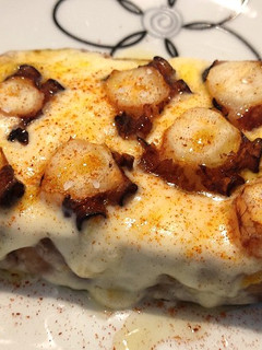Una foto de Tosta de queso de Arzúa con pulpo