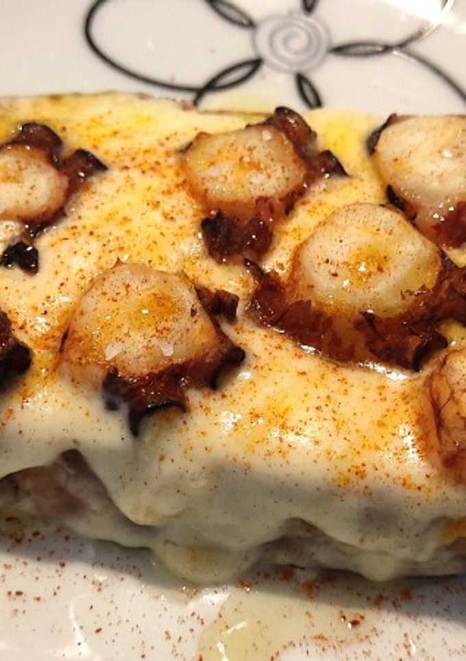 Una foto de Tosta de queso de Arzúa con pulpo