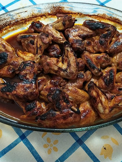 Una foto de Alitas de pollo con salsa barbacoa y miel superfácil
