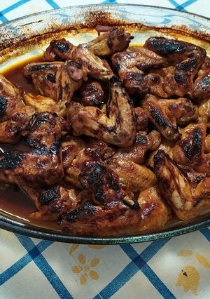 Una foto de Alitas de pollo con salsa barbacoa y miel superfácil