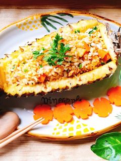 Hình của món Cơm chiên trứng trái thơm.