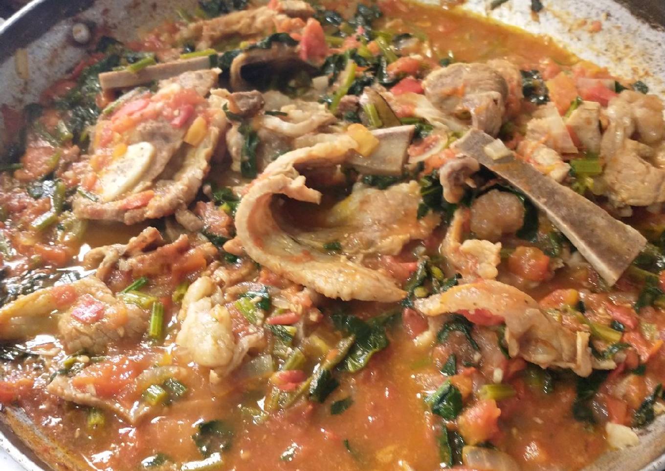 Bisteces entomatados con espinacas