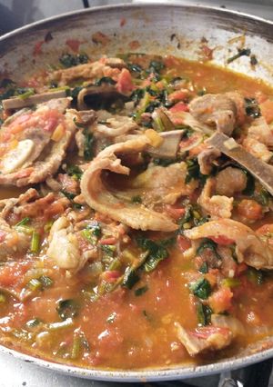 Una foto de Bisteces entomatados con espinacas