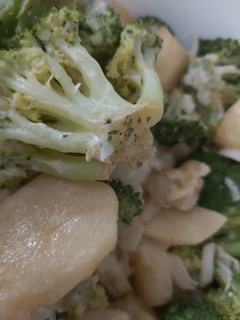 Una foto de Ensalada de patatas y brócoli con salsa de soja