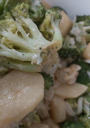 Una foto de Ensalada de patatas y brócoli con salsa de soja