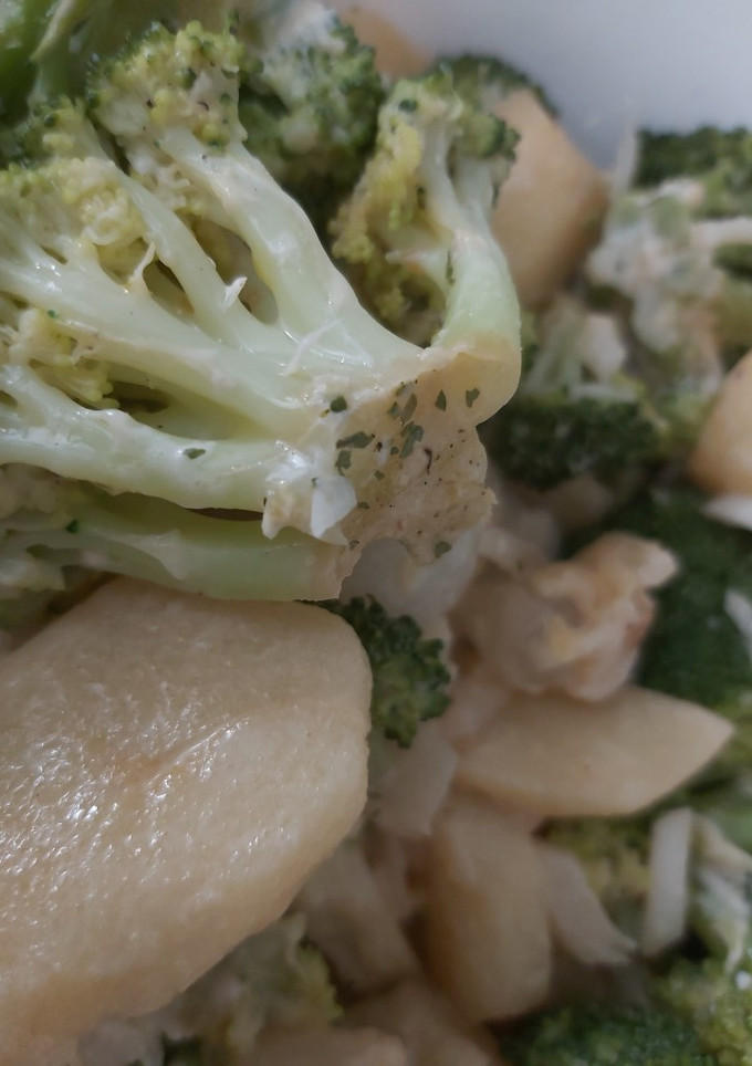 Una foto de Ensalada de patatas y brócoli con salsa de soja