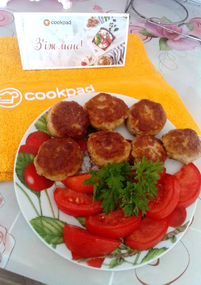 М'ясні котлети з часником і цибулею