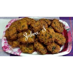 A picture of Green moong dal and matki ki dal bhajiyas.