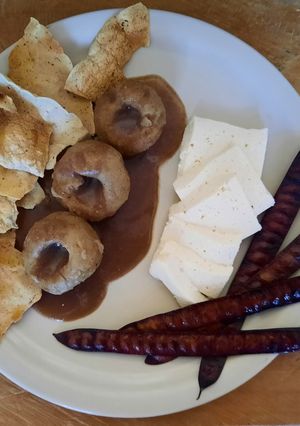 Una foto de Frijol molido con bolitas de masa