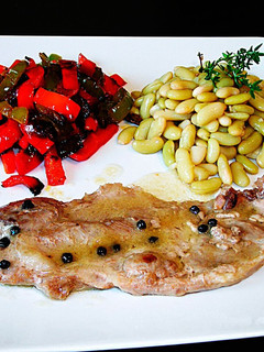 Una foto de Filete de carne de cerdo con alubias verdina y pimientos
