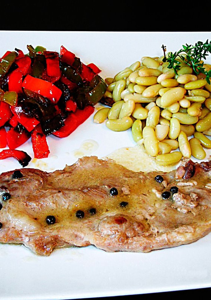 Una foto de Filete de carne de cerdo con alubias verdina y pimientos
