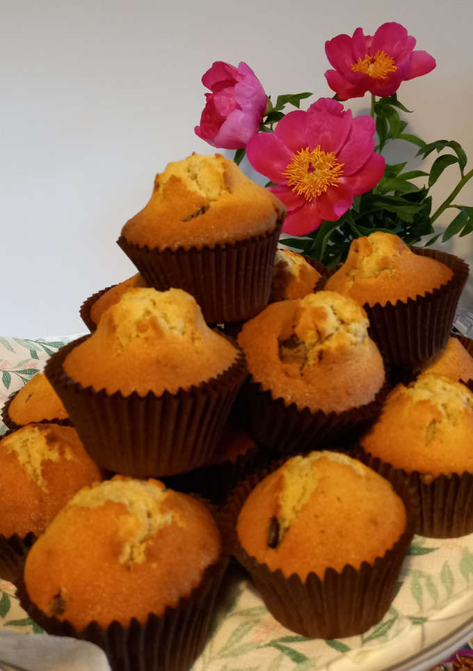 Una foto de Muffins con chips de chocolate con azúcar rubio
