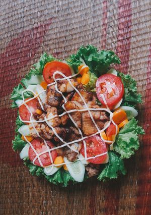 Hình của món Thịt ba chỉ áp chảo ăn cùng rau củ.