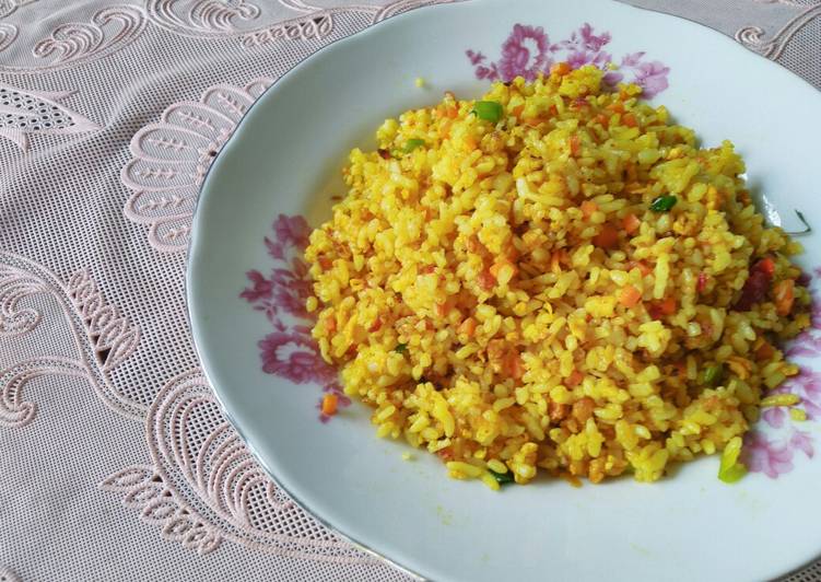 Langkah Mudah untuk Membuat Nasi Goreng Kuning yang Lezat