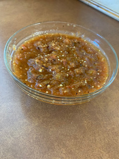 Una foto de Salsa asada (chile serrano, jitomates y tomates)