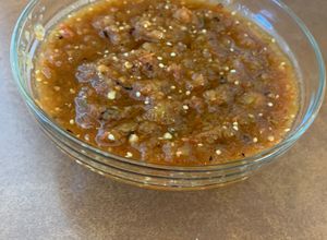 Una foto de Salsa asada (chile serrano, jitomates y tomates)