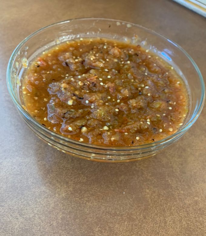 Una foto de Salsa asada (chile serrano, jitomates y tomates)