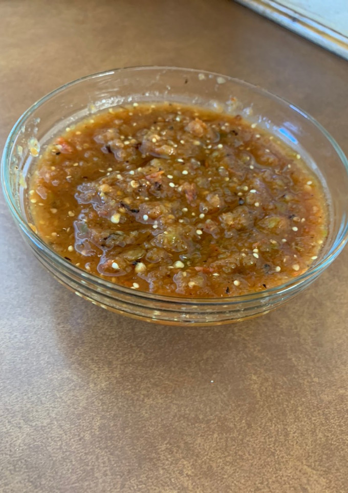 Una foto de Salsa asada (chile serrano, jitomates y tomates)
