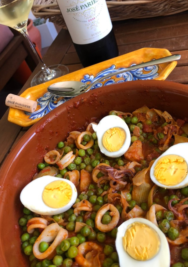 Una foto de Calamares con guisantes