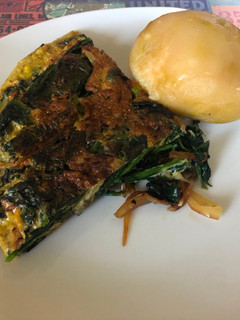 Una foto de Omelette volteado de espinacas y cebollas