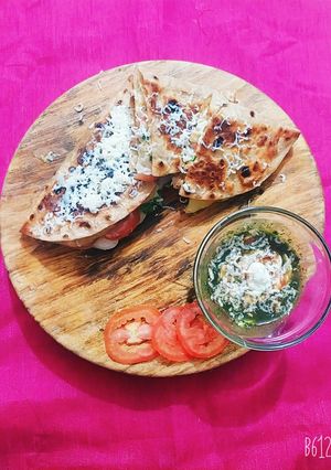 ચપાટી વેજીટેબલ સેન્ડવિચ (Chapati Vegetable Sandwich Recipe In Gujarati) રેસીપી મુખ્ય ફોટો