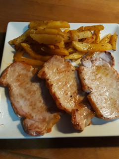 Una foto de Filetes de lomo con patatas