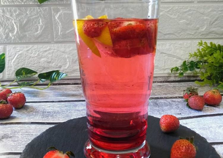 Bagaimana Menyiapkan Ice Strawberry Punch Soda Anti Gagal