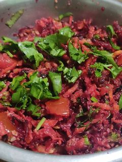 बीट गाजर कोशिंबीर (beet gajar koshimbir recipe in marathi) रेसिपी चे मुख्य फोटो
