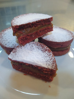 Una foto de Alfajor Red velvet