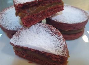 Una foto de Alfajor Red velvet
