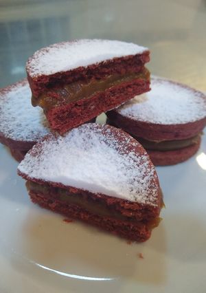 Una foto de Alfajor Red velvet