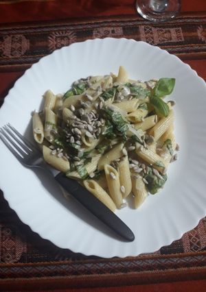 Una foto de - Fideos de albahaca con cebolla 🤤💕