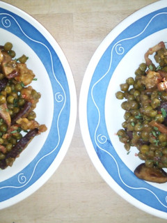 Una foto de Guisantes con Shiitake, Gambones y Bacon en Reducción de Soja, Naranja, Miel y Albahaca