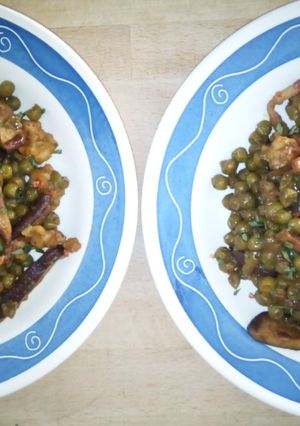 Una foto de Guisantes con Shiitake, Gambones y Bacon en Reducción de Soja, Naranja, Miel y Albahaca
