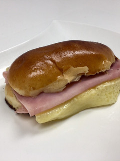 Una foto de Mini bocadillo de jamón y queso