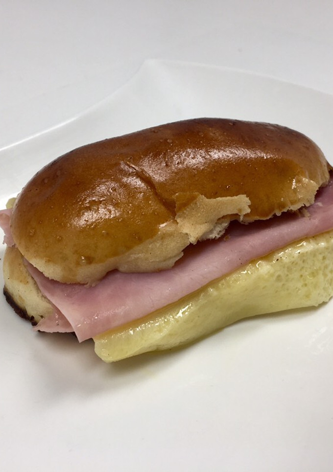 Una foto de Mini bocadillo de jamón y queso