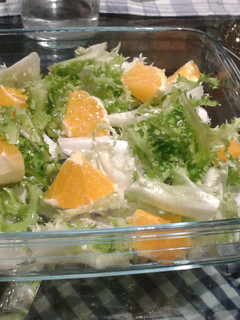 Una foto de Ensalada de escarola con naranja y optativamente se puede añadir pimentón, todo aderezado con aceite y sal