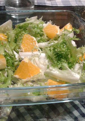 Foto principal de Ensalada de escarola con naranja y optativamente se puede añadir pimentón, todo aderezado con aceite y sal