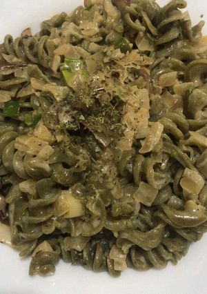 Una foto de Fideos de Kale con salsa de cebolla, verdeo y hongos a la crema🍄 🌱