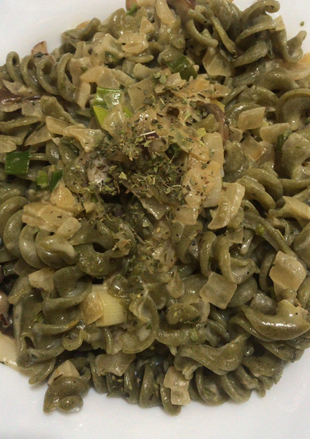 Una foto de Fideos de Kale con salsa de cebolla, verdeo y hongos a la crema🍄 🌱
