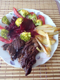 Una foto de Ensalada de betarraga con bistekc