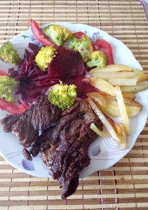 Una foto de Ensalada de betarraga con bistekc