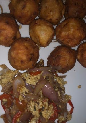 A picture of Yam balls and egg sauce.