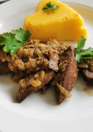 O poză a rețetei Ficat de porc cu ceapă.
