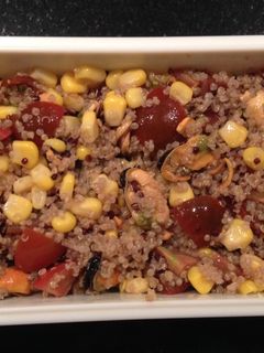 Una foto de Ensalada quinoa con mejillones en escabeche+tomate cherry+maíz