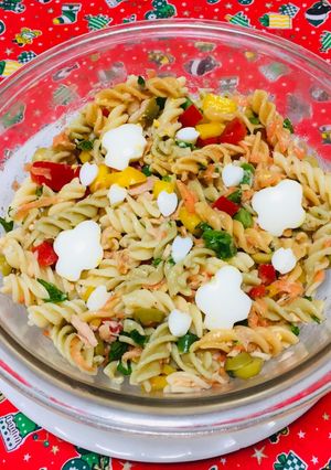 Una foto de Ensalada fusilli con atún y vegetales!!