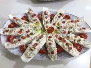 Una foto de crema de queso con nueces