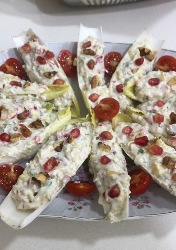 Una foto de Endivias rellenas de crema de queso azul